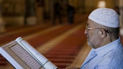 ما حكم قراءة القرآن للميت وهل يصل ثوابه إليه؟