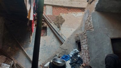 غرفتان وحمام مشترك.. قصة منزل زاره رئيس الوزراء تعيش فيه أسرتان|فيديو