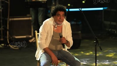 لإحياء عدة حفلات.. محمد منير يغادر مطار القاهرة إلى أسبانيا