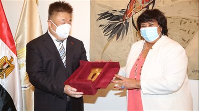 وزيرة الثقافة تودع المستشار الثقافي الصيني بالقاهرة 