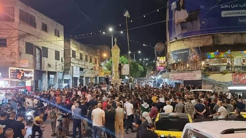 مئات الفلسطينيين