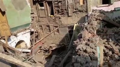 انهيار جزئي بمنزل قديم تسبب فى شروخات بالبيوت المجاورة في المحلة|صور