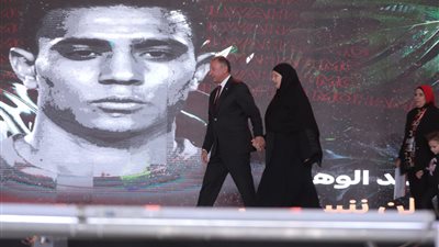 لحظة تكريم الخطيب لوالدة محمد عبد الوهاب في حفل تدشين النجمة العاشرة | صور