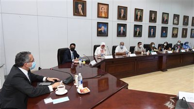 خالد العناني يناقش تطوير الخدمات السياحية بالمواقع الأثرية