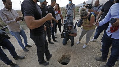 رمال في الصرف الصحي وكلاب تنبح.. تفاصيل جديدة عن فرار الأسرى الفلسطينيين 