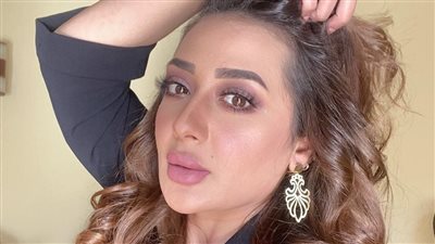 الرموش الطويلة موضة مكياج خريف 2021