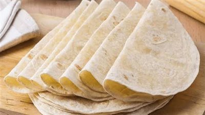 بالماء والدقيق.. طريقة عمل العيش السوري