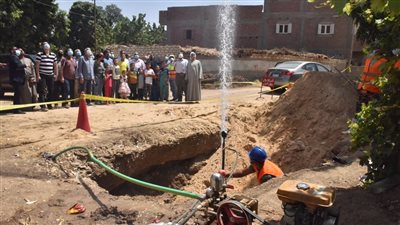 لخدمة 5000 مواطن.. تنفيذ مشروع مد وتدعيم شبكات مياه الشرب بقرية المطمر بأسيوط | فيديو