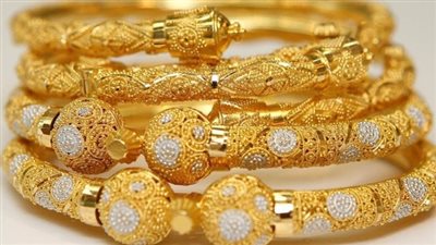 أخبار الاقتصاد| الذهب يواصل تراجعه ويخسر 4 جنيهات.. وتأثيرات أوميكرون على الاستيراد