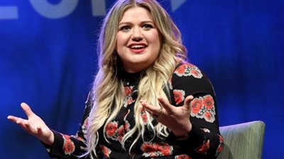 هجوم حاد على كيلي كلاركسون من قبل BTS Army 