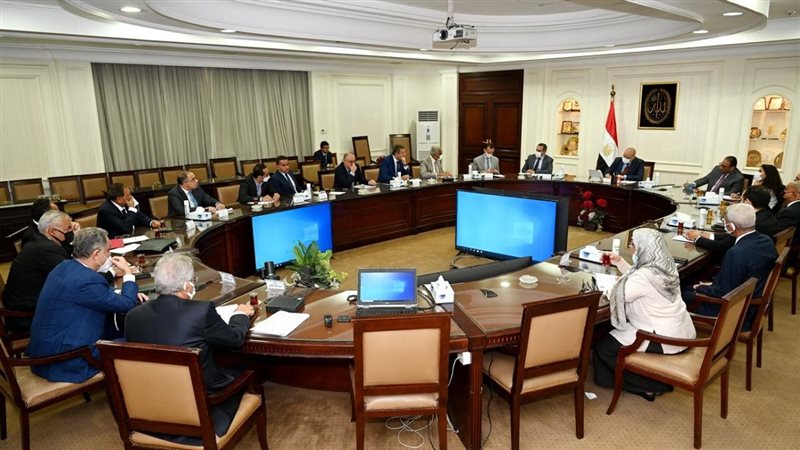 وزير الإسكان مع المطورين