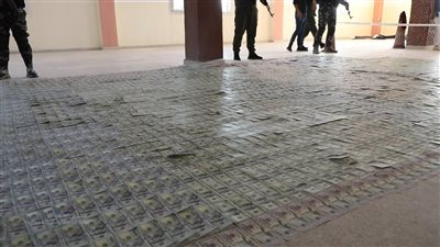 العثور على مئات الآلاف من الدولارات المزورة على الأراضي السورية 