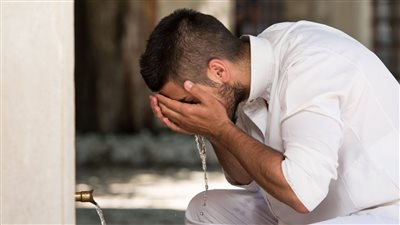 ما حكم المضمضة في الوضوء مع عدم وصول الماء تحت الأسنان المزروعة؟ الإفتاء تجيب