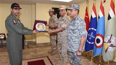 وزير الدفاع يشهد عددا من الأنشطة التدريبية ضمن فعاليات «النجم الساطع 2021»