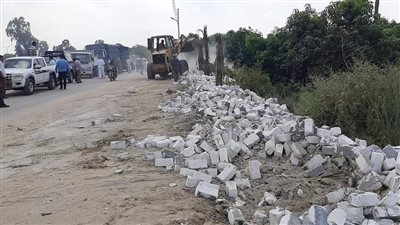 حملة لإزالة الإشغالات والتعديات في القنطرة بالإسماعيلية | صور