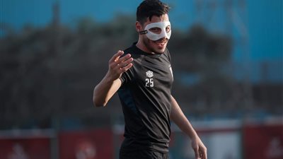 مران الأهلي| أكرم توفيق يشارك في التدريبات بـ «واقي الوجه»