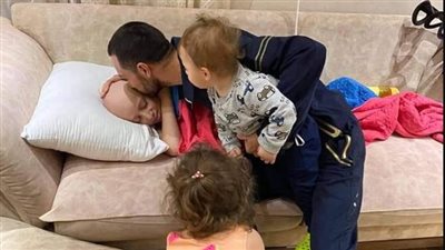 قبلة الوداع.. طفل فلسطيني مصاب بالسرطان يبكي الشعوب العربية | فيديو