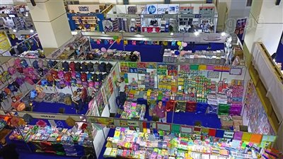 بالأرقام.. تعرف على أسعار الأقلام والكشاكيل في معرض أهلا مدارس |فيديو 