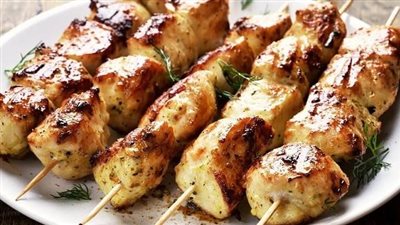 طري وبتتبيلة مميزة.. طريقة عمل الشيش طاووق في الفرن