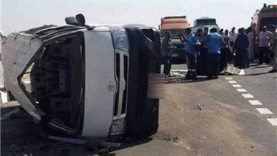 إصابة 5 أشخاص في انقلاب ميكروباص خلال زفة عروسين بطريق 