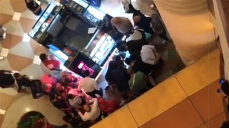 سقوط فتاة داخل مول