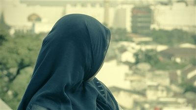 هل يجب طاعة أبي وأمي في خلع النقاب وحكم الصلاة بدون تغطية القدمين؟ أمين الفتوى يجيب (فيديو)