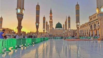 إقبال كثيف على حجوزات العمرة بالحرم المكي والصلاة بالمسجد النبوي 