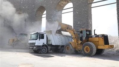 محافظ القاهرة يتفقد سور مجرى العيون.. ويوجه بسرعة إزالة المخلفات