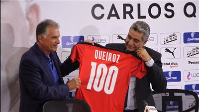 كارلوس كيروش يرتدي تيشيرت منتخب مصر 