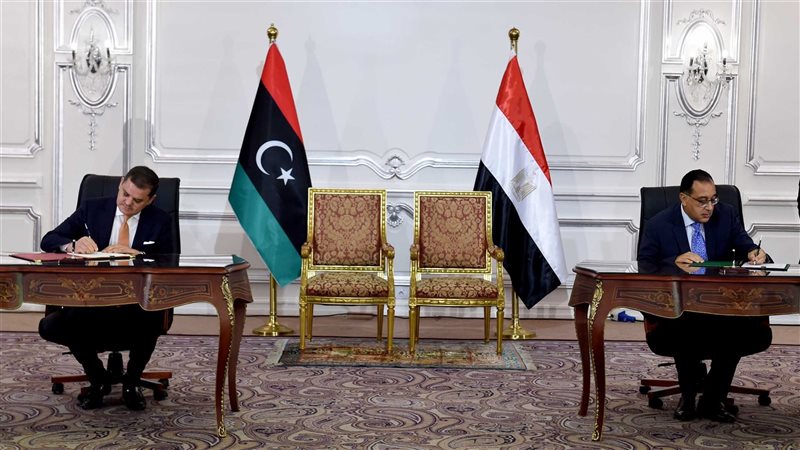 جانب من توقيع الاتفاقيات