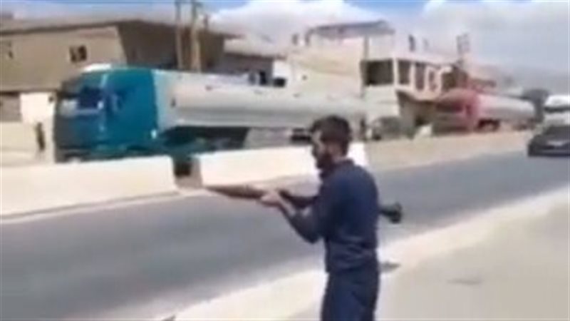 لبناني يطلق قذيفة