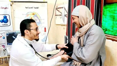 أطباء جامعة الأزهر يوقعون الكشف المجاني على أهالي سمهود بقنا (صور)