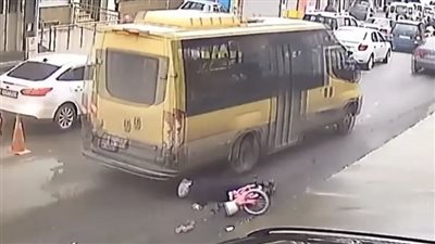 في العمر بقية.. سيدة تنجو بأعجوبة من الموت تحت عجلات حافلة