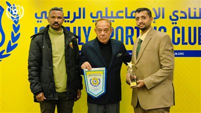 الإسماعيلي يهدي رئيس بعثة المريخ السوداني درع النادي 