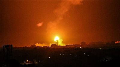 إسرائيل تشن غارات جوية على غزة، والفصائل الفلسطينية تجدد إطلاق الصواريخ