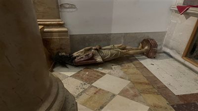 لحظة تحطيم مستوطنين لكنيسة حبس المسيح بالقدس (صور وفيديو)