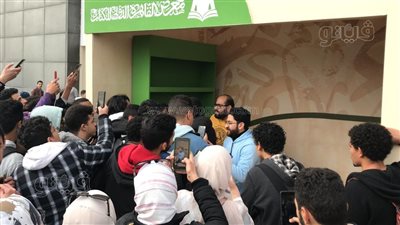 زحام على اليوتيوبر يحيى عزام للمرة الثانية لتوقيع كتابه (فيديو وصور)