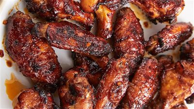 مسؤولة أمريكية تختلس 1.5 مليون دولار من وجبات أجنحة الدجاج 