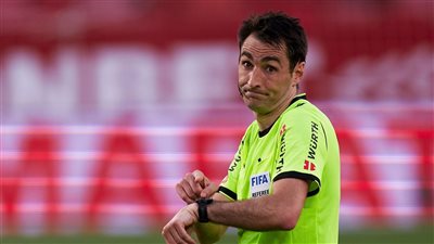 لاعب ريال بيتيس يتهم الحكم بورجوس بالانحياز لبرشلونة