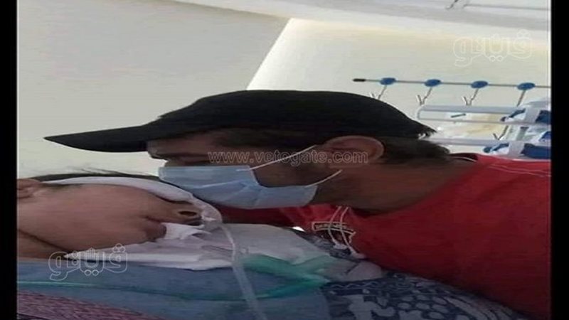 أب يقبل ابنته المصابة