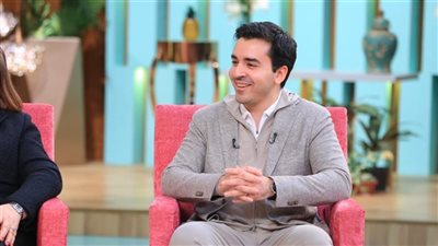 عرض لحظة ميلاد ابن عمار الشريعي على يده ومفاجأة زوجته (فيديو)