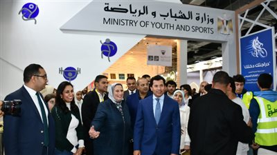 وزير الرياضة يزور جناح الوزارة بمعرض الكتاب ويتفقد عددا من الأنشطة