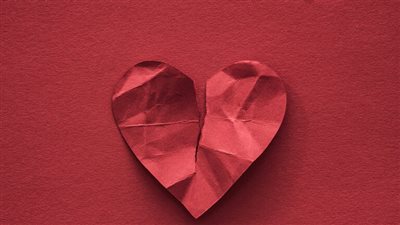 عاشق يقاضي امرأة رفضته ويطالبها بتعويض ضخم مقابل الصدمة العاطفية