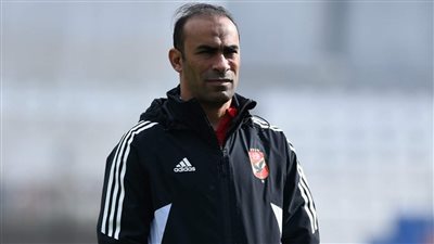 حوار جانبي بين سيد عبد الحفيظ ومساعد حكم مباراة الأهلي والمقاولون (فيديو)