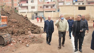 محافظ القليوبية يشهد بدء إنشاء مجمع لمواقف السيارات بكفر شكر 