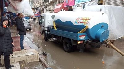 انتشار سيارات الصرف الصحي لرفع تراكمات مياه الأمطار من شوارع الإسكندرية (صور)