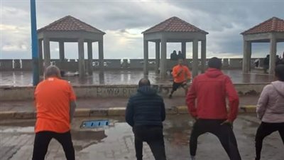 ممارسة الرياضة على كورنيش البحر بالإسكندرية رغم سوء الأحوال الجوية (صور)