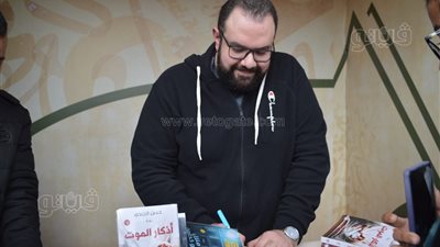 الكاتب حسن الجندي يلتقي جمهوره في تاسع أيام معرض الكتاب (صور)
