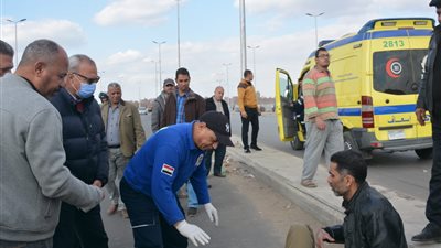 محافظ القليوبية يطمئن على مواطن أصيب في حادث بمحور الخصوص ويستدعي الإسعاف لنقله