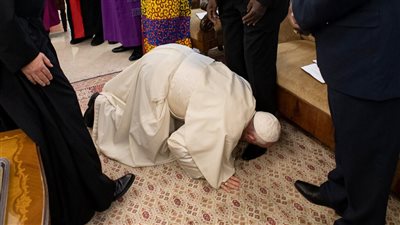 لماذا أقدم بابا الفاتيكان على تقبيل أقدام زعماء جنوب السودان؟ (صور)